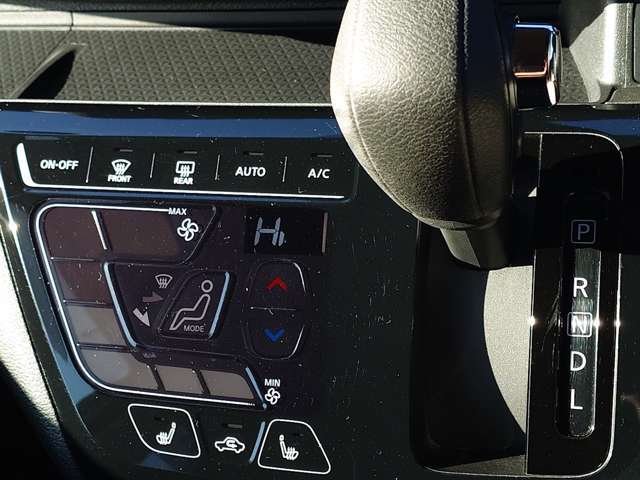 オートエアコン装備★シフトレバーもシンプルで操作性が良い♪