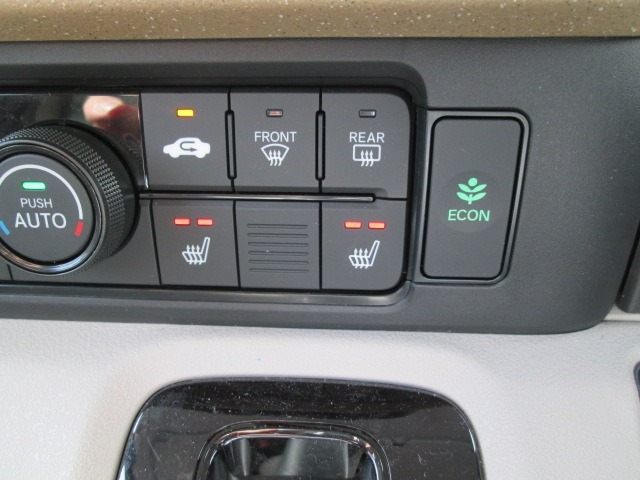 運転席＆助手席にはシートヒーターが付いています。