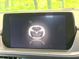 【8.8インチマツダコネクト】車内の雰囲気にマッチした大型のディスプレイ。スマホ接続でのナビ使用やBluetooth再生等、様々な機能が楽しめます。直感的なダイヤル操作が可能で、使い勝手も良好です。