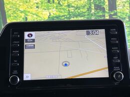 【8インチ　純正ナビ】人気の純正ナビを装備しております。ナビの使いやすさはもちろん、オーディオ機能も充実！キャンプや旅行はもちろん、通勤や買い物など普段のドライブも楽しくなるはず♪