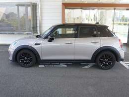 徳島県にて輸入車ディーラーを30年以上運営してきた『ノヴィルグループ』ならではの、安心整備（バッテリー新品交換など）にてお客様にご納車させて頂きます。