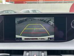 【バックモニター】後ろのカメラの映像がモニターに映し出されるので、後方の見えない死角や、障害物との距離感などもしっかり安全確認することができます！