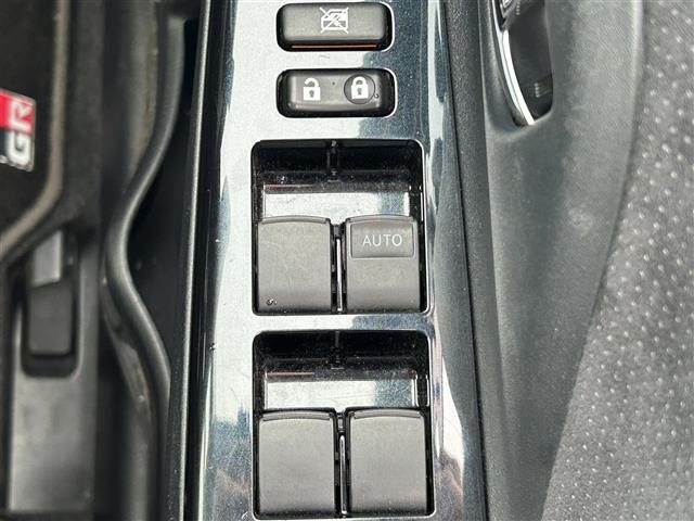 【パワーウインドウ】運転席のスイッチで、各席の窓ガラスの開閉ができます！あると便利ですよね！