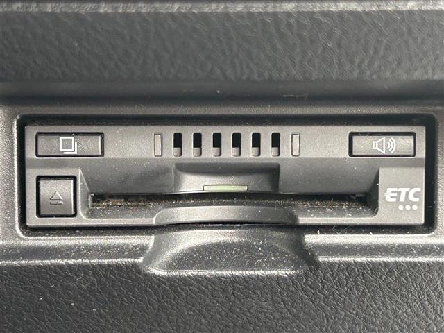 【ETC】有料道路を利用する際に料金所で停止することなく通過できる、ETC車載器（ノンストップ自動料金収受システム機器）が装備されています。セットアップを行うことで利用可能になります。