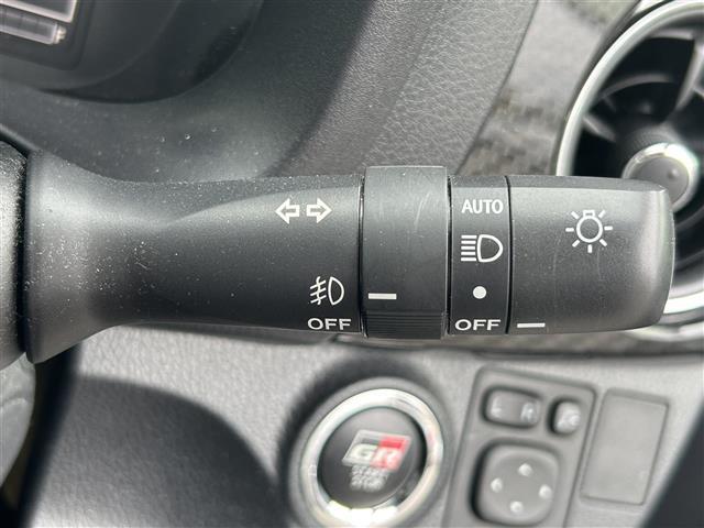 【オートライト（AUTO）】外の明るさをシステムが感知して、自動でヘッドライトが点灯します！ヘッドライトをつけ忘れを防ぐ便利機能です。