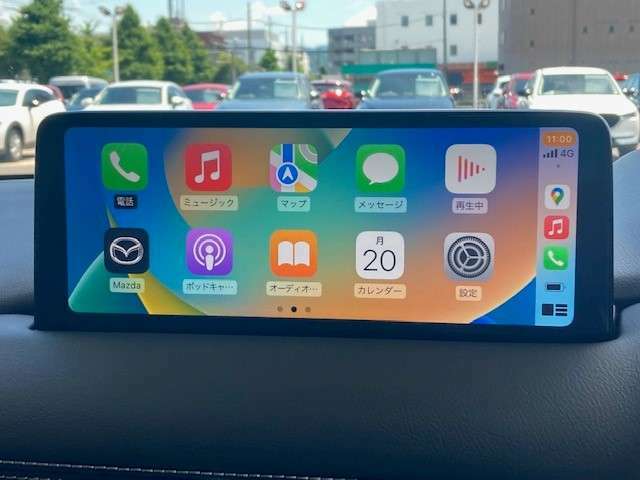 お手元のスマートフォンと接続して頂く事で使用可能な「Apple CarPlay/Android Auto」電話の応答は勿論、メッセージの受信やLINE、音楽接続からナビアプリの使用まで幅広く活躍致します。
