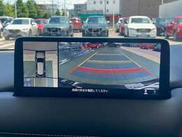 360°ビューモニターでは、両サイドとフロント、バックカメラの合成で、あたかも上空から見下ろした様に周囲を確認して頂けます。駐車場だけでなく、T字路等でも活躍のアイテムです！