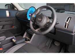 エンジンやトランスミッション、ブレーキ等の主要部分はご購入から2年間、走行距離無制限のメーカー保証。万一修理が必要な場合は新車保証同様に対応致します。全国正規ディーラー保証付きのお車です。