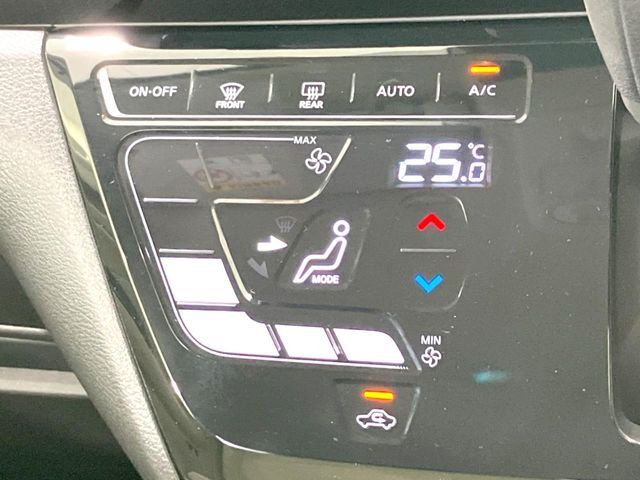【オートエアコン】一度お好みの温度に設定すれば、車内の温度を検知し風量や温度を自動で調整。暑い…寒い…と何度もスイッチ操作をする必要はありません。快適な車内空間には必須の機能ですね♪