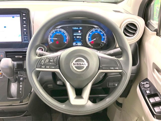 インテリアに合わせたデザインのステアリングは、運転される方のことも考え、運転しやすい形状、大きさです。是非一度、実際に触ってお確かめください。