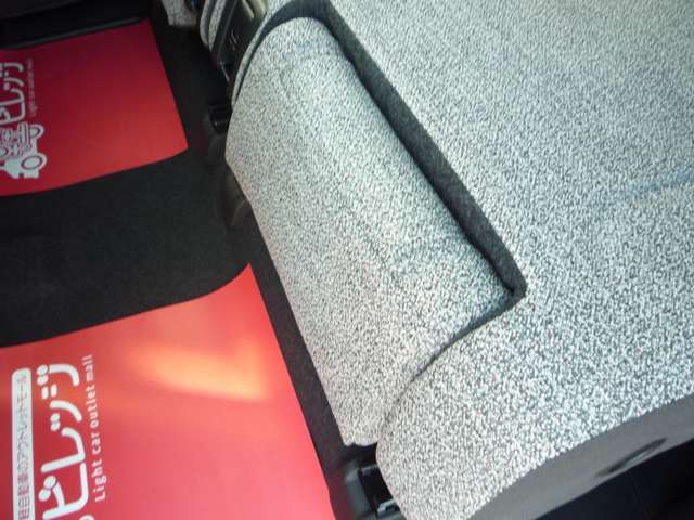 広い後席空間をより快適に、より便利にするマルチユースフラップ