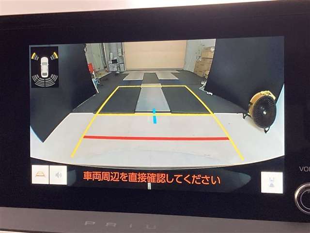 こちらのバックカメラは画面にラインが表示されておりますので、バック時のクルマの進行方向の目安になります。より高いレベルで車庫入れをサポートする、便利な機能ですね。