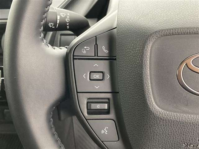 運転中、オーディオの操作をしてて、ハッとしたことはありませんか？ステアリングスイッチは、運転中でもハンドルでオーディオの操作が可能です。安全なドライブをサポートします。
