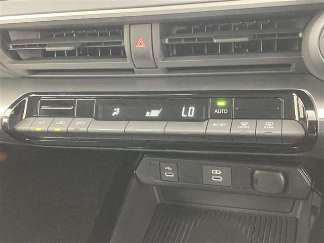 オートエアコンは温度を設定するだけで、自動で風量などを設定してくれます。運転しながら操作も必要ないので、安全性も向上します。
