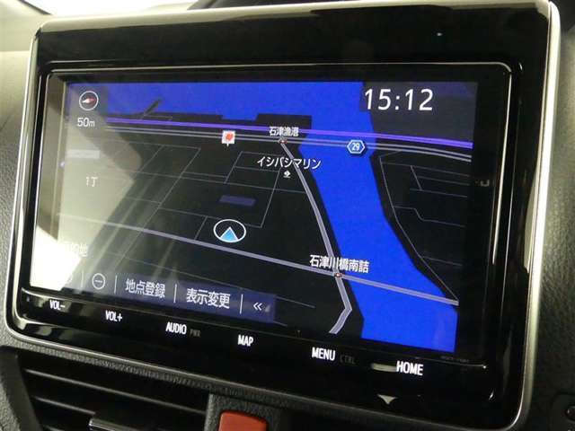 純正ナビを装備。タッチパネル式で使いやすく、お出かけもラクラクです。