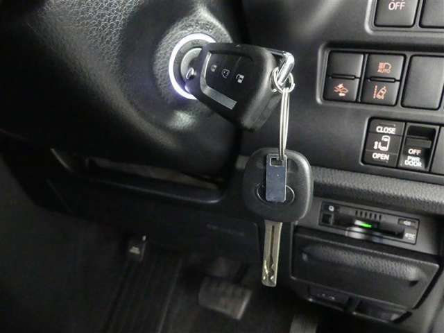 キーレス付きです。当たり前の装備程、便利なモノです。両手がふさがっていても楽ちんですよ。買い物の際とか便利です。