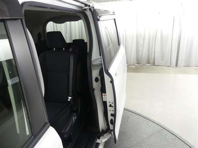 パワースライドドア付きだから、狭い駐車スペースなどでの 乗り降りラクラク！小さなお子さまのいるご家庭には嬉しい装備。