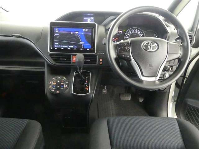 スタイリッシュなデザインのインパネ。各操作スイッチは使いやすい位置に配置されてます。