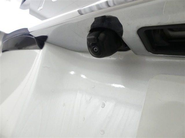 バックモニター付なので後退時に後方が見えるので安心。　車は構造上、死角がたくさんなので万が一を考えると必須ですね。　あくまで補助の為の装備、バックは目視で確認する事が重要ですよ。