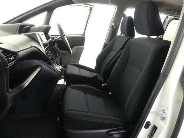 高いホールド性で運転姿勢が安定します。長距離ドライブでも疲れにくいのが魅力です。快適なドライビングライフをお送りください♪