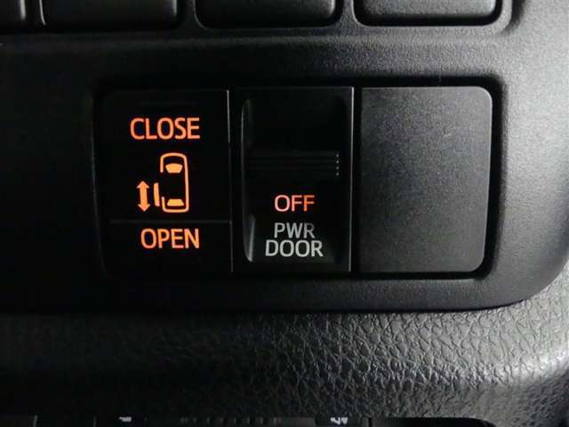 片側電動スライドドアのスイッチ付です。車内からもスイッチひとつで楽にドアの開閉が可能です。電動なので開閉時に力を使う必要がなく、半ドアになることもありません！