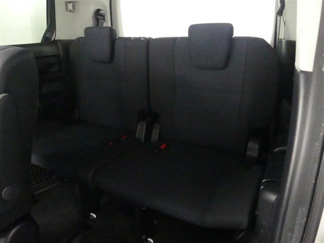 3列目シートもひろびろとしたスペースを確保しています。大人数でのお出かけもばっちりです！