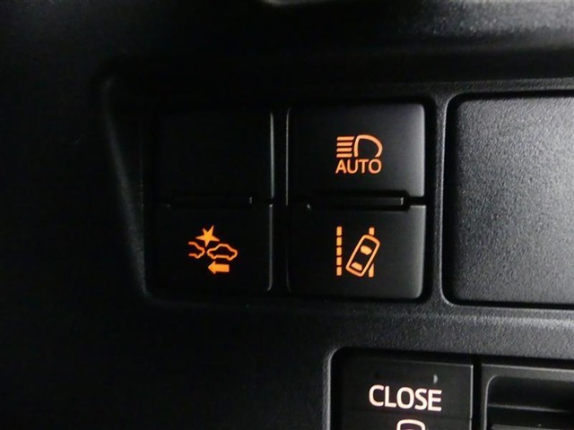 オートマチックハイビームとは、先行車や対向車のライトを認識し、ハイビームとロービームを自動で切り替える機能です。夜道の視界を確保します。詳細は販売店スタッフまでおたずねください。