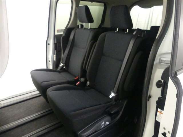 ゆとりある広々とした車内空間は、ドライブを始め買い物やレジャーなど、幅広く活躍します。一人でもみんなとでもお出かけを楽しみましょう！