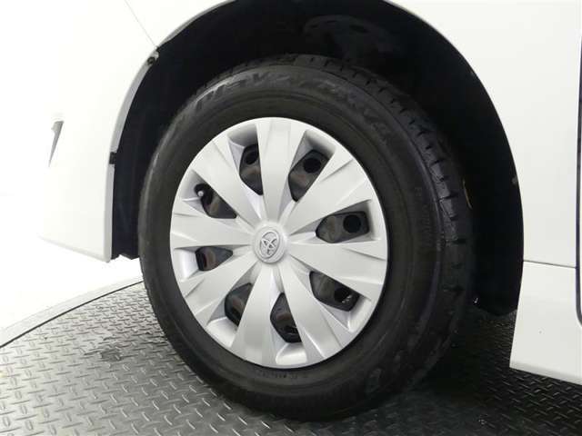 タイヤの溝もしっかりありますので、乗り出しで余計な費用が掛かることもありませんね。