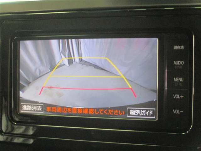 車庫入れや縦列駐車の際、後退操作の参考になるハンドル操作とも連動したガイドラインがナビ画面に表示されます。