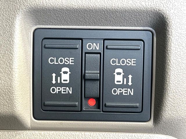【両側パワースライドドア】スマートキーや運転席のスイッチで後席両側スライドドアの開閉が可能♪電動だから力を入れてドアを開ける必要が無く、小さなお子様でも簡単に開け閉めでき快適です♪