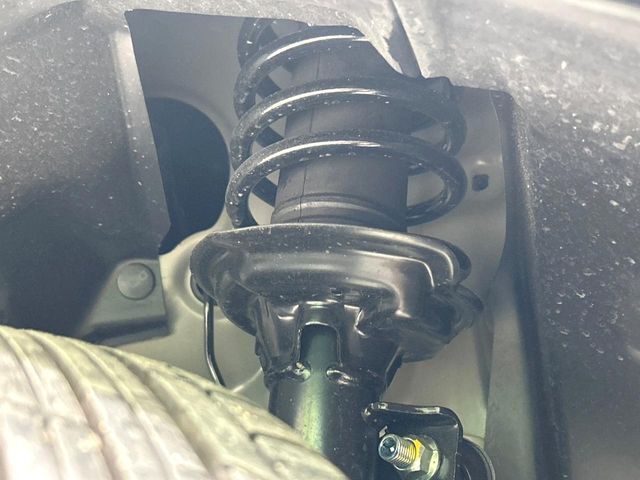 お車を安心してお乗りいただく為には、足回りの定期点検が欠かせません。サービスサポート（有償保証）では無料点検もご提供しており、安心のカーライフをお過ごしいただけるサポート体制が整っています。