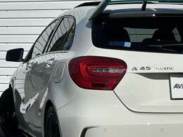 インテリアでは、ステアリングホイール、ダッシュボード、メーターパネル、エアコン吹き出し口などにグリーンがあしらわれる