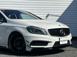 ステアリングホイール、ドアパネル、アームレストなどには、グリーンのステッチが施され、インテリアトリムにはカーボンファイバーパネルを装備！