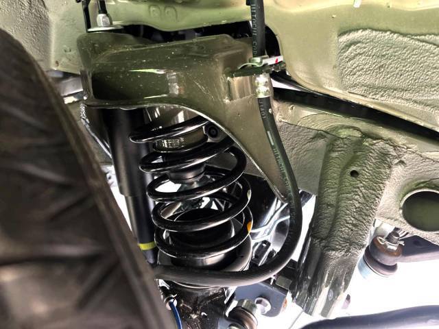 お車を安心してお乗りいただく為には、足回りの定期点検が欠かせません。サービスサポート（有償保証）では無料点検もご提供しており、安心のカーライフをお過ごしいただけるサポート体制が整っています。