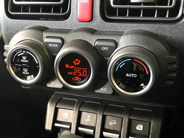 【オートエアコン】一度お好みの温度に設定すれば、車内の温度を検知し風量や温度を自動で調整。暑い…寒い…と何度もスイッチ操作をする必要はありません。快適な車内空間には必須の機能ですね♪