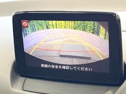 【バックカメラ】駐車時に後方がリアルタイム映像で確認できます。大型商業施設や立体駐車場での駐車時や、夜間のバック時に大活躍！運転スキルに関わらず、今や必須となった装備のひとつです！