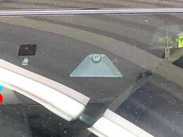 【スマートシティブレーキサポート】低速走行中に前方の車両等を認識し、衝突しそうな時は警報とブレーキで衝突回避と被害軽減をアシスト。より安全にドライブをお楽しみいただけます。