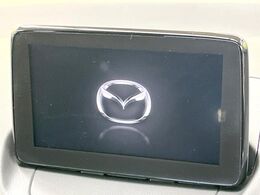 【マツダコネクト】車内の雰囲気にマッチした大型のディスプレイ。スマホ接続でのナビ使用やBluetooth再生等、様々な機能が楽しめます。直感的なダイヤル操作が可能で、使い勝手も良好です。