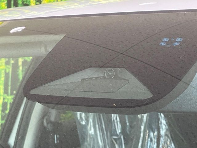 【ホンダセンシング】走行中に前方の車両等を認識し、衝突しそうな時は警報とブレーキで衝突回避と被害軽減をアシスト。より安全にドライブをお楽しみいただけます。