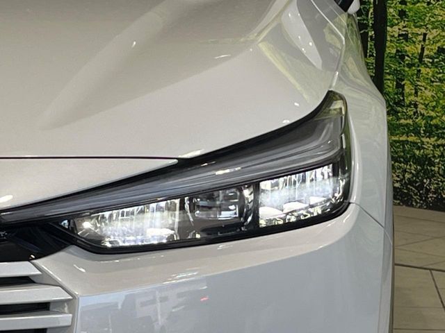 【LEDヘッドライト】悪天候や夜間走行時も良好な視界を確保し安心して運転できる高輝度LEDヘッドライトを装備！点灯速度が早く、消費電力も抑えられています。