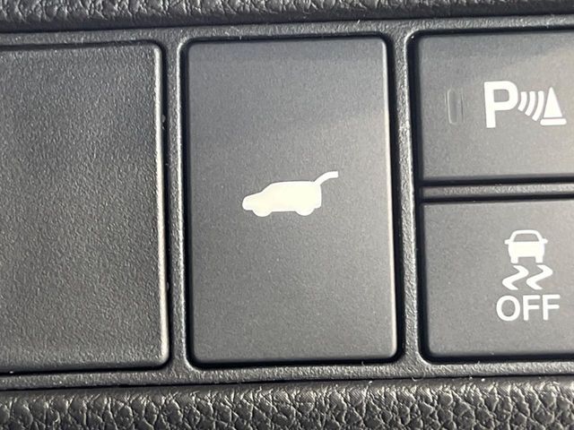 【パワーバックドア】スマートキーや運転席のボタンを押すだけでリアゲートが自動で開閉します！荷物を持っている時や、高い位置にあるバックドアを閉める際に便利な機能です♪