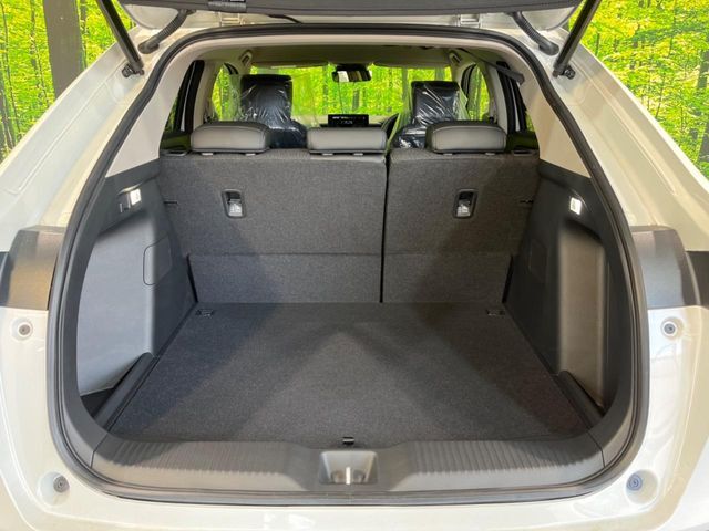 普段のお買い物や通勤、送迎等に十分な荷室スペースを確保しております。セカンドシートを倒すと、大きな荷物の積載も可能です♪