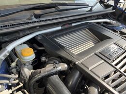 【STIタワーバー】お車の剛性を高めるタワーバーを装備。よりスムーズなコーナリング走行が可能となり、走りも楽しめます。