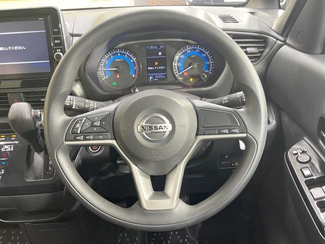 【ステアリングスイッチ】運転中、前方から目線をそらすことなく、オーディオ等の操作が可能な便利機能！安心＆快適なドライブを演出してくれます♪