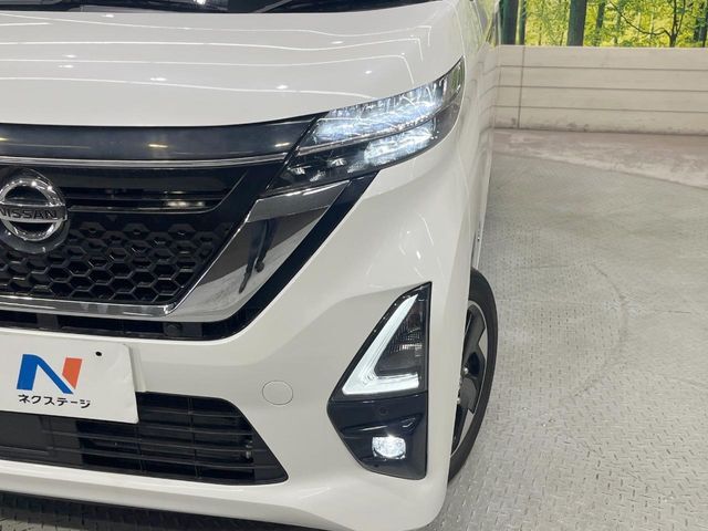 【LEDヘッドライト】悪天候や夜間走行時も良好な視界を確保し安心して運転できる高輝度LEDヘッドライトを装備！点灯速度が早く、消費電力も抑えられています。