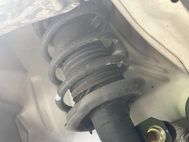 お車を安心してお乗りいただく為には、足回りの定期点検が欠かせません。サービスサポート（有償保証）では無料点検もご提供しており、安心のカーライフをお過ごしいただけるサポート体制が整っています。
