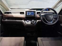 【室内】シートや内装各部への徹底した清掃を実施。