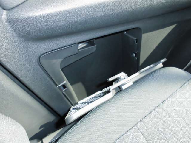 助手席横に車検証入れがついています。
