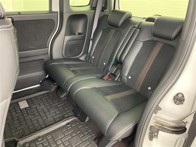 【後部座席】後席もゆったりドライブを楽しめます。内外装はプロこだわりのクリーニングで清潔なおクルマでご納車させていただきます！店舗での現車確認も承っています！